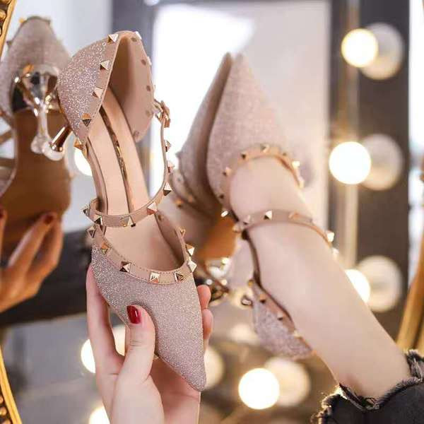 Γυναικεία παπούτσια με χαμηλά τακούνια και αγκράφα