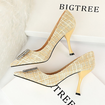 Színes női cipő hegyes modell 8 cm sarokkal