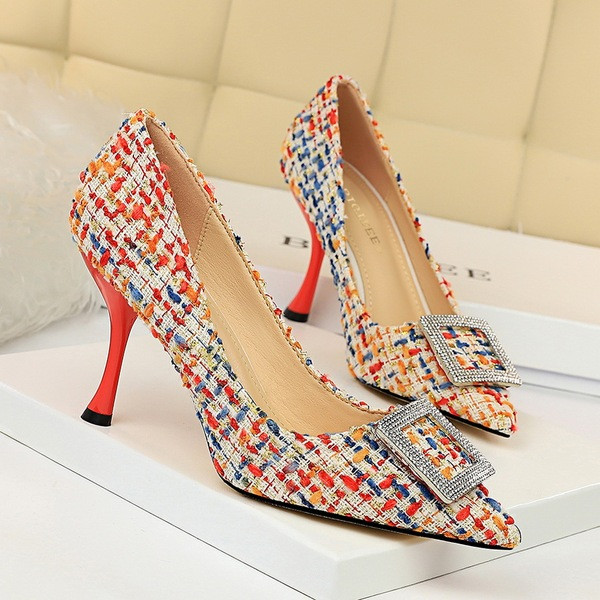 Színes női cipő hegyes modell 8 cm sarokkal