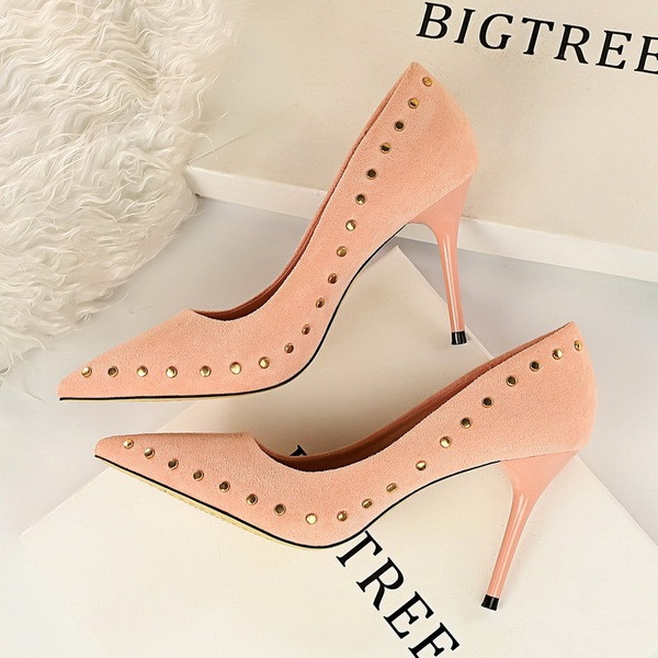 Alkalmi velúr cipő fém kockákkal