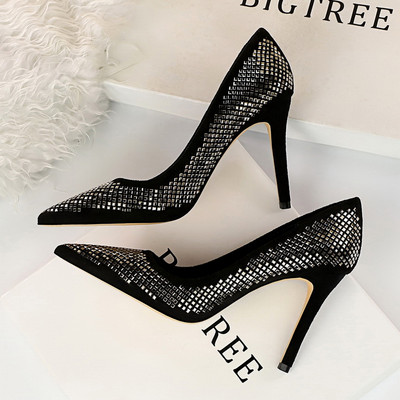 Alkalmi velúr cipő magassarkúval és kövekkel