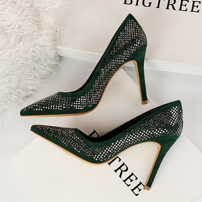 Alkalmi velúr cipő magassarkúval és kövekkel