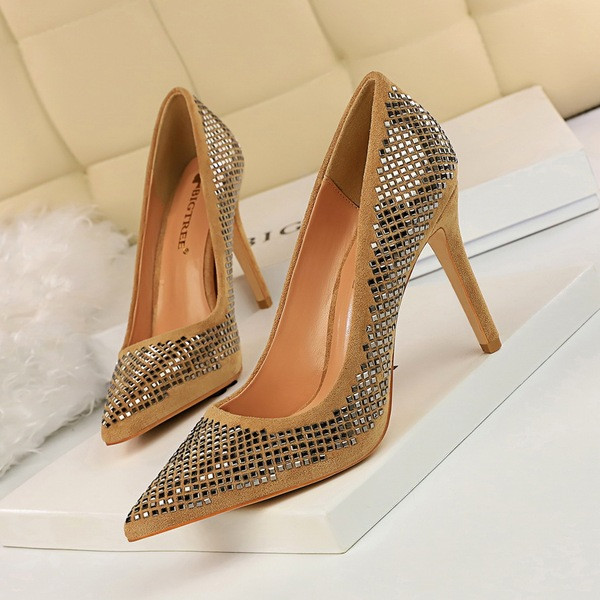 Alkalmi velúr cipő magassarkúval és kövekkel