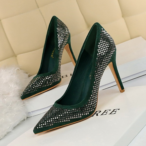 Alkalmi velúr cipő magassarkúval és kövekkel