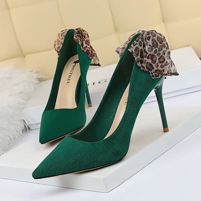 Velúr cipő pecsétszalaggal