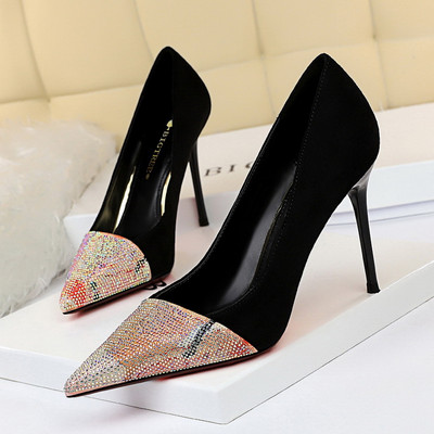 Modern női cipő kövekkel és 9 cm vékony sarokkal