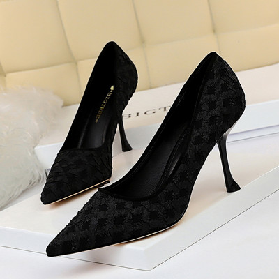 Stílusos női cipő hegyes modell 9 cm vékony sarokkal