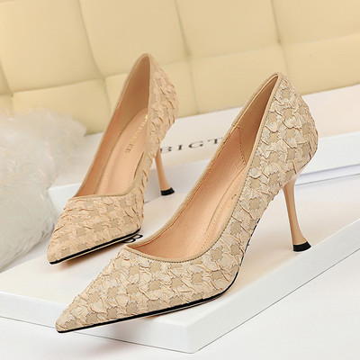 Stílusos női cipő hegyes modell 9 cm vékony sarokkal