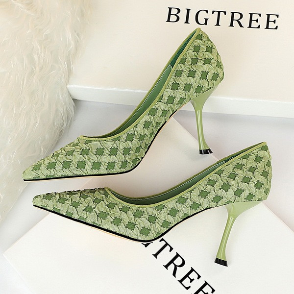 Stílusos női cipő hegyes modell 9 cm vékony sarokkal