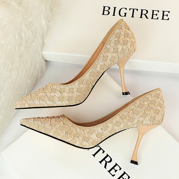 Stílusos női cipő hegyes modell 9 cm vékony sarokkal