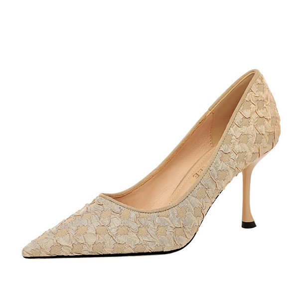 Stílusos női cipő hegyes modell 9 cm vékony sarokkal