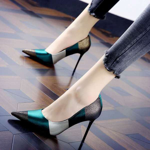 Κομψά γυναικεία παπούτσια με ψηλό τακούνι  - μυτερό μοντέλο