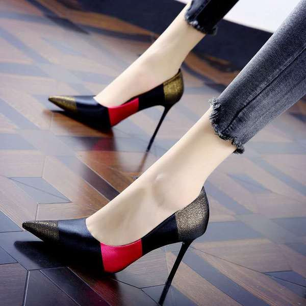 Κομψά γυναικεία παπούτσια με ψηλό τακούνι  - μυτερό μοντέλο