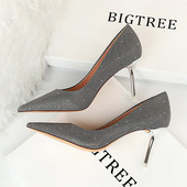 Elegáns női cipő hegyes modell vékony sarokkal és fényes hatással