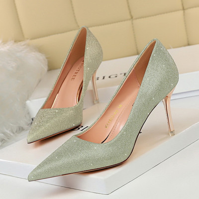 Elegáns női cipő hegyes modell vékony sarokkal és fényes hatással