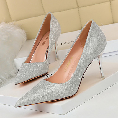 Elegáns női cipő hegyes modell vékony sarokkal és fényes hatással