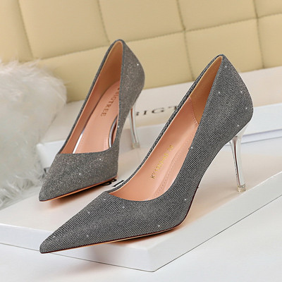 Elegáns női cipő hegyes modell vékony sarokkal és fényes hatással