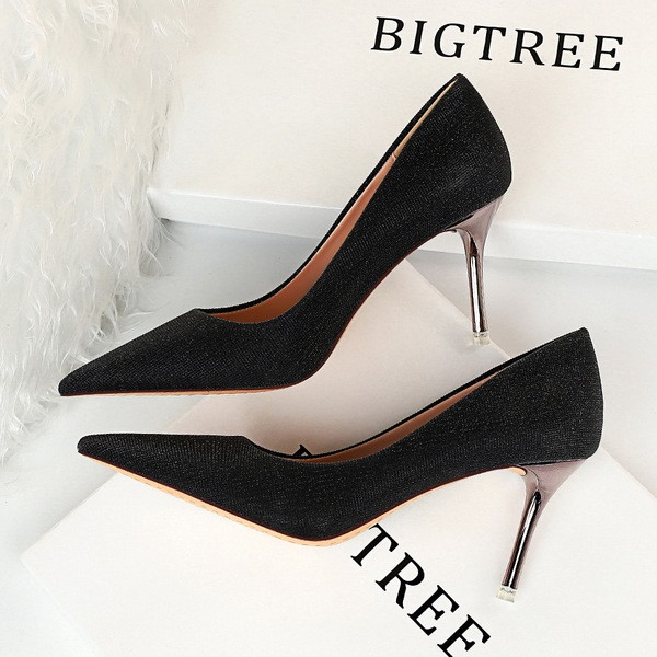 Elegáns női cipő hegyes modell vékony sarokkal és fényes hatással