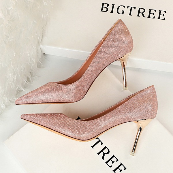 Elegáns női cipő hegyes modell vékony sarokkal és fényes hatással