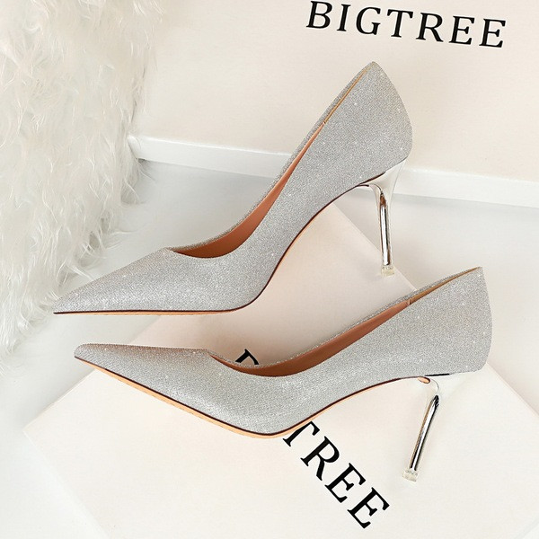 Elegáns női cipő hegyes modell vékony sarokkal és fényes hatással