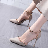 Stílusos női cipő fém elemekkel és csattal