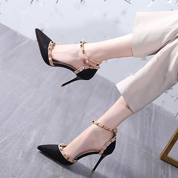 Stílusos női cipő fém elemekkel és csattal