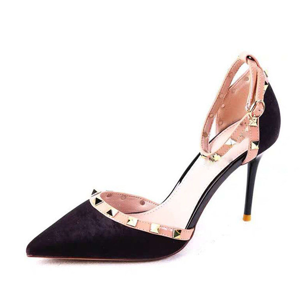 Stílusos női cipő fém elemekkel és csattal