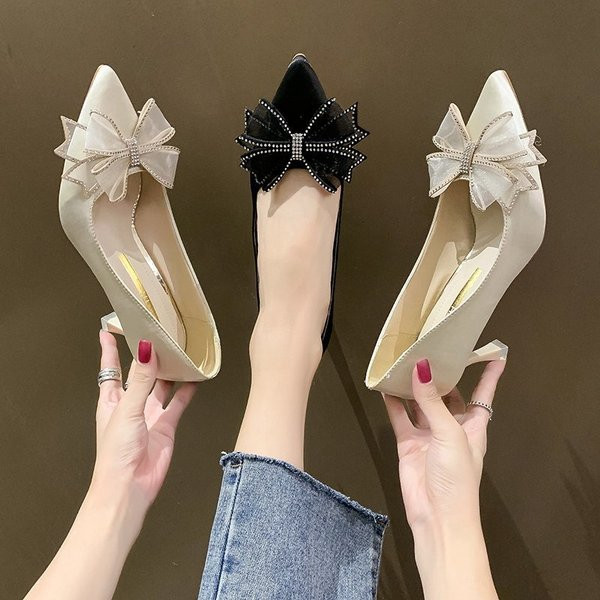 Aktuális női cipő vékony sarkú szalaggal