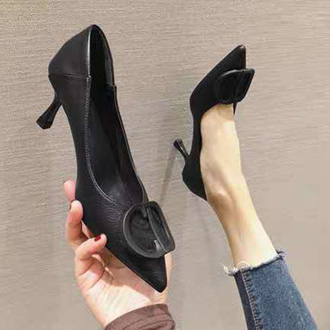 Modern női bőrcipő csattal