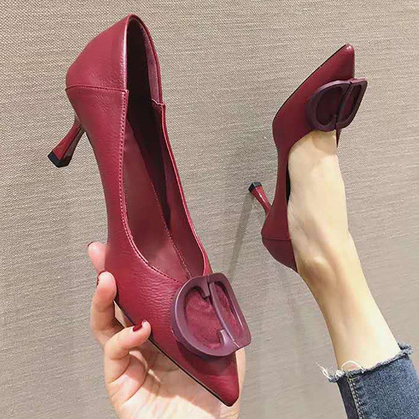 Modern női bőrcipő csattal