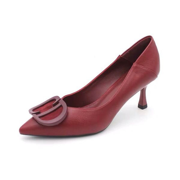 Modern női bőrcipő csattal