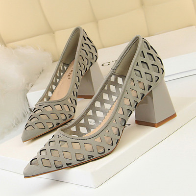 Női alkalmi cipő perforált bőrből, vastag sarokkal