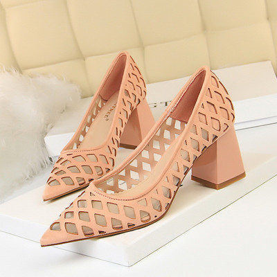 Női alkalmi cipő perforált bőrből, vastag sarokkal