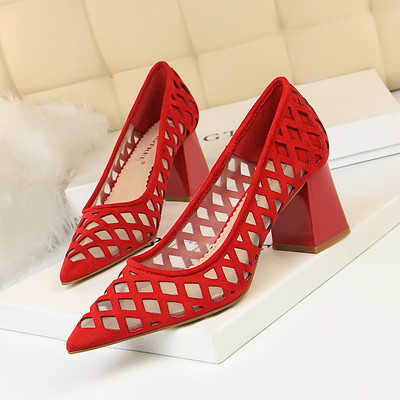 Női alkalmi cipő perforált bőrből, vastag sarokkal