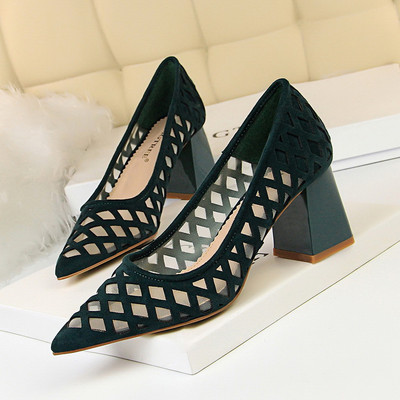 Női alkalmi cipő perforált bőrből, vastag sarokkal