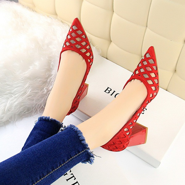 Női alkalmi cipő perforált bőrből, vastag sarokkal