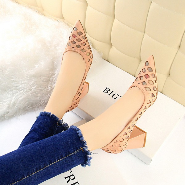 Női alkalmi cipő perforált bőrből, vastag sarokkal