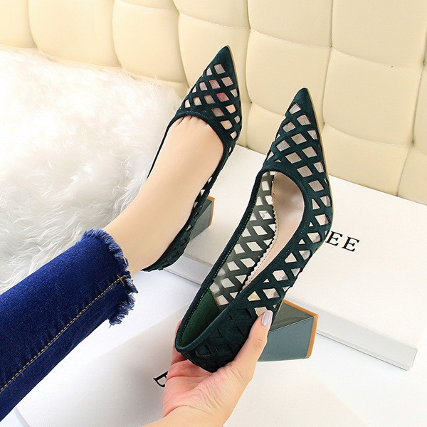 Női alkalmi cipő perforált bőrből, vastag sarokkal