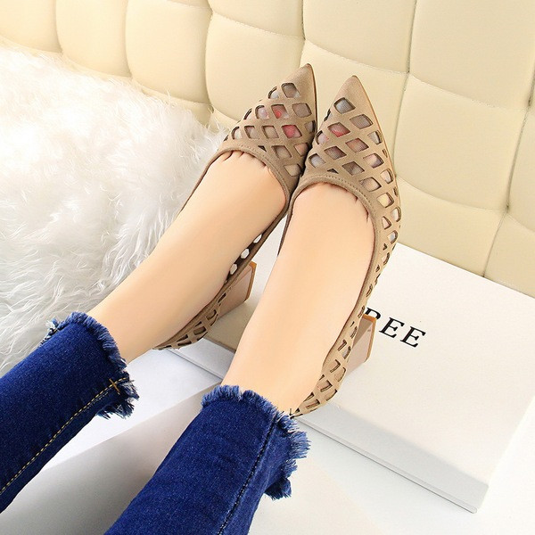 Női alkalmi cipő perforált bőrből, vastag sarokkal