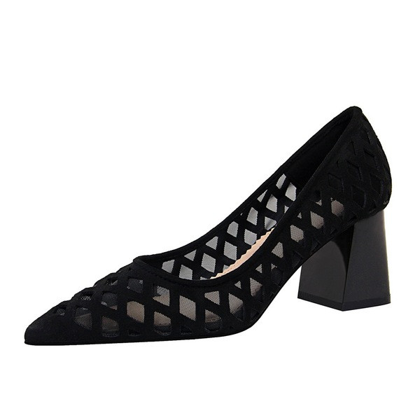 Női alkalmi cipő perforált bőrből, vastag sarokkal