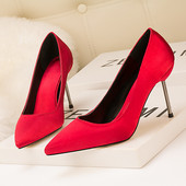 Szatén cipő vékony sarkú tiszta modellel