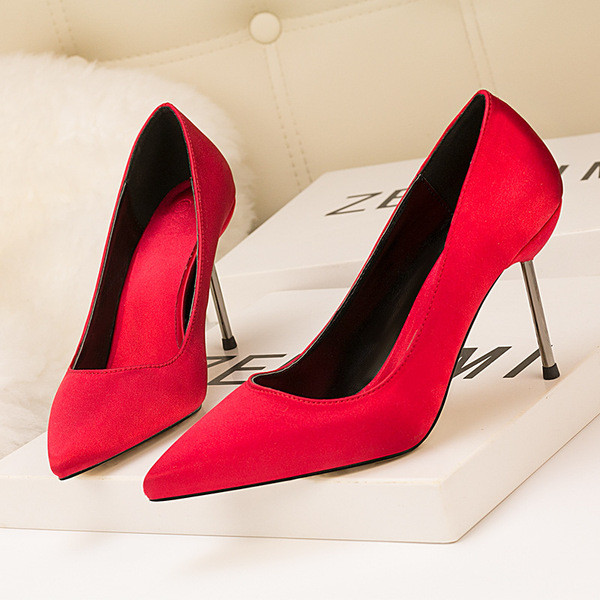 Szatén cipő vékony sarkú tiszta modellel