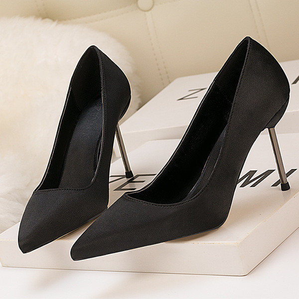 Szatén cipő vékony sarkú tiszta modellel