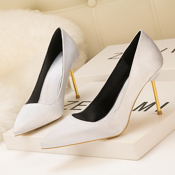 Szatén cipő vékony sarkú tiszta modellel