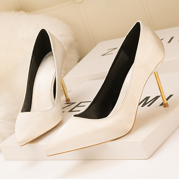 Szatén cipő vékony sarkú tiszta modellel