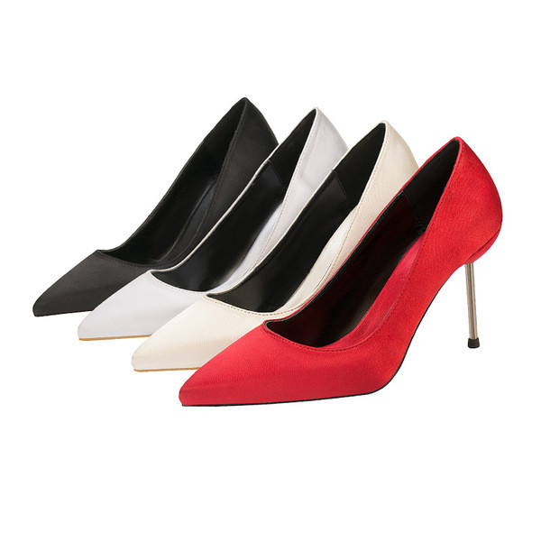 Szatén cipő vékony sarkú tiszta modellel