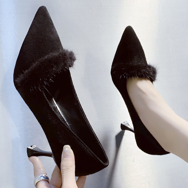 Γυναικεία παπούτσια κατασκευασμένα από οικολογικό σουέτ με γούνα