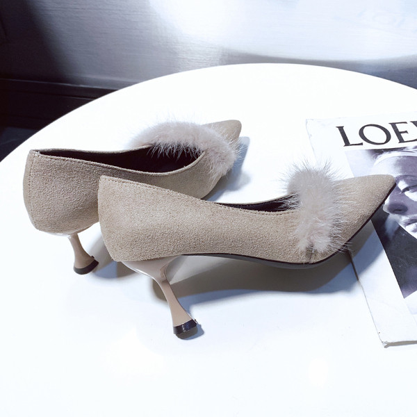 Γυναικεία παπούτσια κατασκευασμένα από οικολογικό σουέτ με γούνα