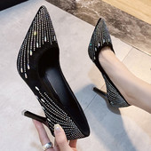 Stílusos női cipő kövek hegyes modellel