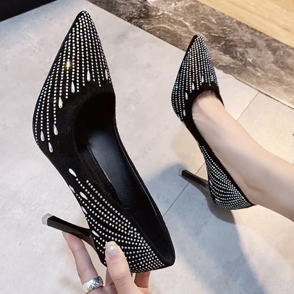 Stílusos női cipő kövek hegyes modellel